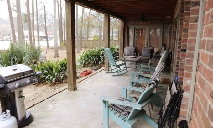 Flowood Casa | Beautiful Waterfront Home with Boat Dock
