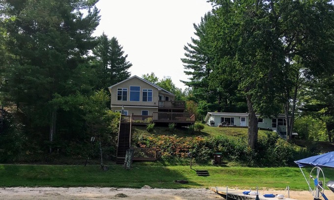 Le Roy Casa | Beautiful Waterfront Home with Gorgeous Views on All-Sports Lake