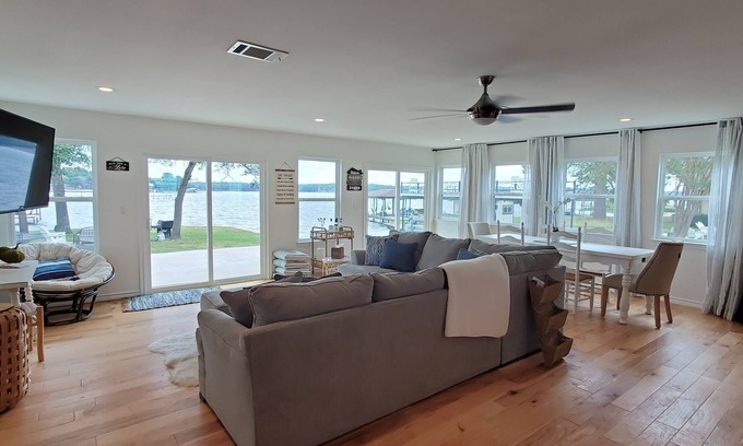 Enchanted Oaks Casa | Beautiful Waterfront Retreat!!