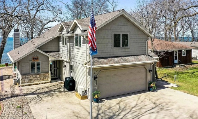 Luxemburg Casa | Beautiful waterfront home on Green Bay in Door County.