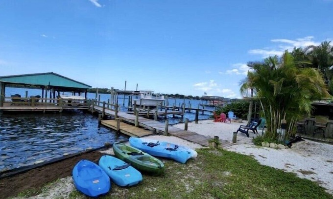 Sebastian River Heights Casa | Beautiful waterfront bungalow. Great for family vacation or couples fishing week