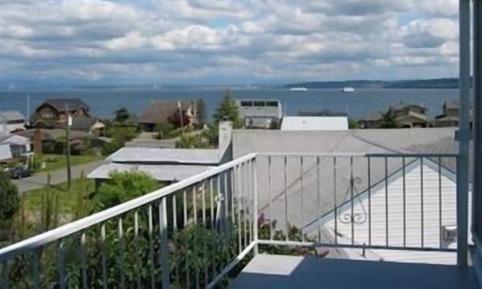 Clinton Casa | Beautiful Whidbey View House