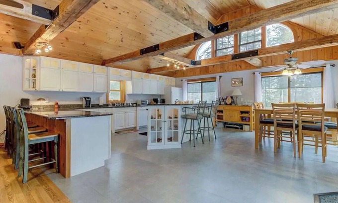 Eidelweiss Village Chalet De Esquí | Beautiful White Mountains chalet - walk to water, pet friendly, all amenities