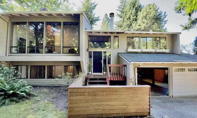 Somerset Casa | Beautiful with Fenced Yard in Bellevue
