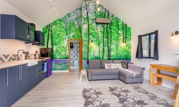 Sandy Cabaña | Beautiful wood lodge set in countryside.