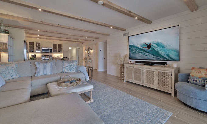 New Smyrna Beach Condominio | Hermosos pisos de madera en esta espectacular planta baja de tres dormitorios, tres baños.