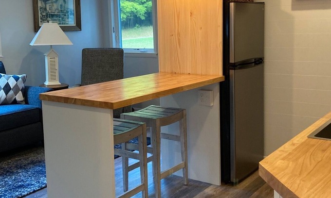 Ludington Apartamento | Beautiful wooded area right outside your door and a 5 minute walk to Hamlin Lake
