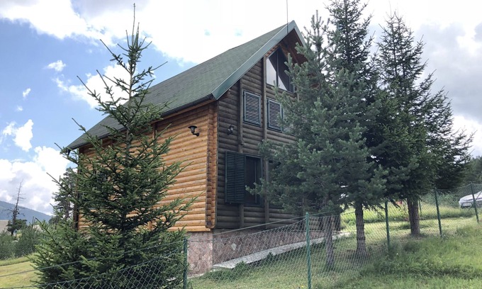 Zabljak Apartamento | Hermosa casa de madera cerca del bosque de pinos