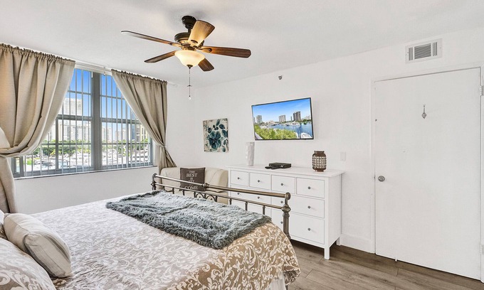 Aventura Condominio | Lujo el Yacht Club en Aventura 2/2 increíble vista al agua. Estacionamiento incluido