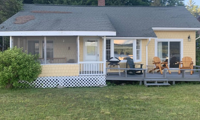 Eagle Bay Cabaña | Beautiful Yellow Cottage on 4th Lake
