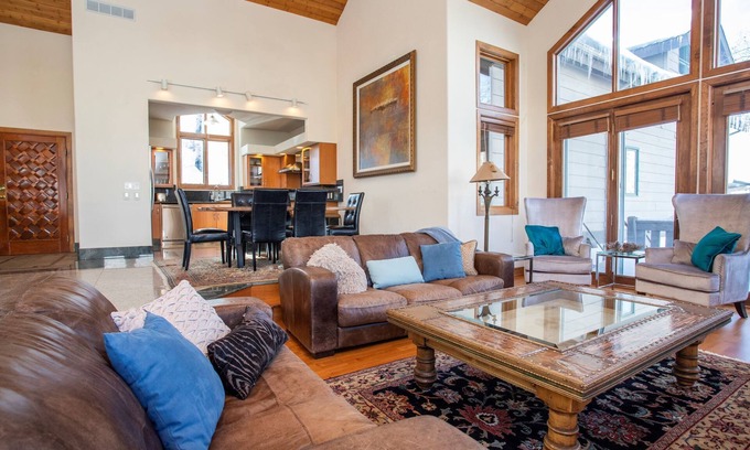 Highland Meadows Casa | Hermosa casa alpina con vistas panorámicas desde la cubierta, concepto abierto, jacuzzi