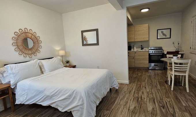 Prescott Apartamento | Beautifull Renovated High Ceiling Studio with Great Light