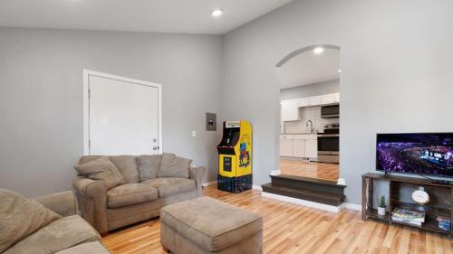 Downtown Niagara Falls Casa | Beautifull Whole House! Walk to Niagara Falls! 4 Bedroom Home