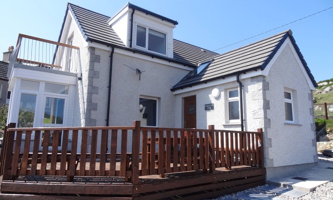 Isle of Scalpay Cabaña | Beautifully appointed cottage, overlooking South Harbour, Scalpay