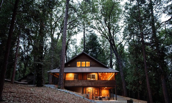 Georgetown Cabina | Casa aislada de 3000 pies cuadrados de 3 pisos en 150 acres adyacentes al bosque El Dorado.