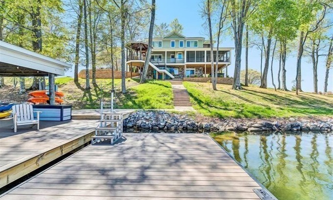 Huddleston Casa | Beautifully appointed SHOWPLACE home on FLAT LOT w/250' of shoreline & HOT TUB! Come Visit "Viewtopi