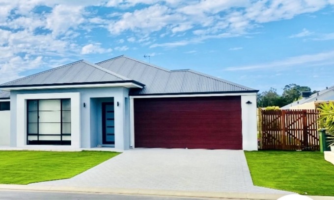Yalyalup Casa | Near New 5 Bedrooms & 3 Bathrooms, Very Spacious