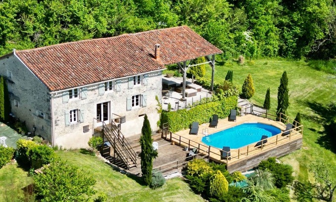 Montmoreau-Saint-Cybard Villa | Granero bellamente convertido en una ubicación tranquila e impresionante con piscina privada.