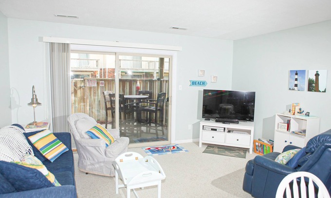 Pine Knoll Shores Condominio | Beautifully Decorated Condo with Private Balcony, Free WiFi, Shared Pool, W/D