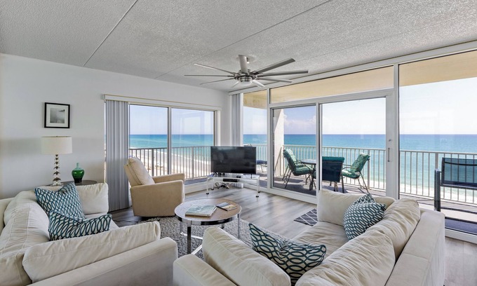 Bethune Beach Condominio | Bellamente decorada, unidad de esquina 3/3 frente al mar en Ocean Condo # 401