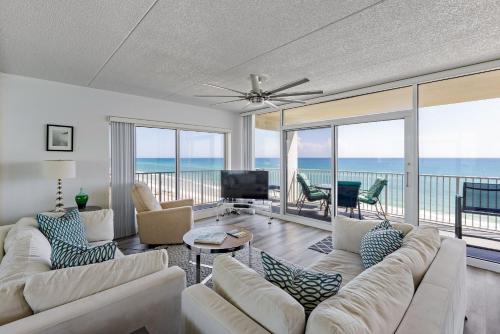 Bethune Beach Apartamento | Beautifully decorated oceanfront 33 corner unit in Ocean Condo 401