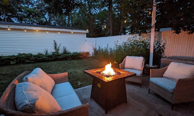 Islip Terrace Apartamento | Beautifully decorated1BR Apartment - Full Kitchen, Private Backyard & Fire Pit!