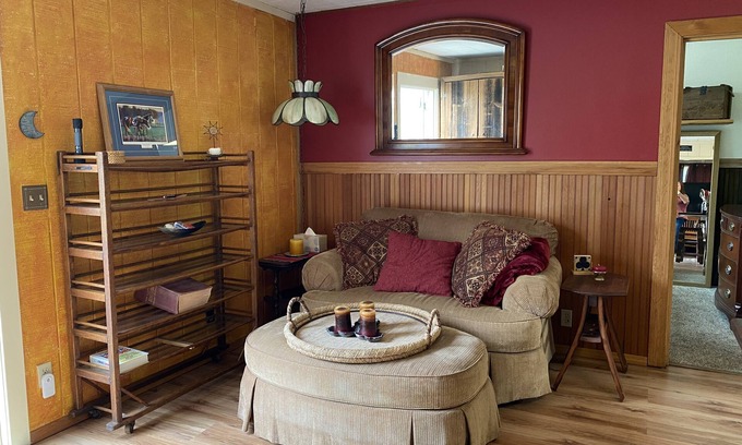 Thurston Cabaña | Beautifully decorated Cottage on 30 acre ranch, accommodations for horses extra