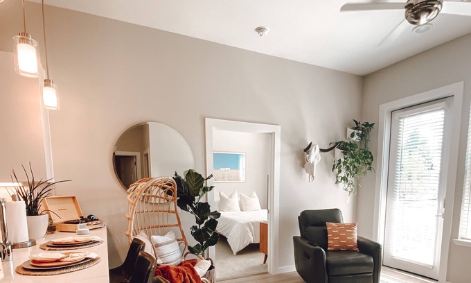 North Westminster Apartamento | Beautifully decorated boho chic 1 bedroom apt w/ resort amenities!