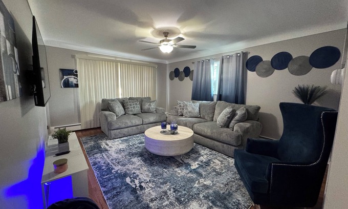 Westwood Apartamento | Beautifully decorated space with private outdoor balcony.