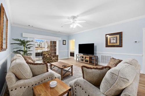 Central Myrtle Beach Apartamento | Beautifully Decorated 3 BR,2 Bath Condo, First floor wth Walk in Shower! Located in Golf Community