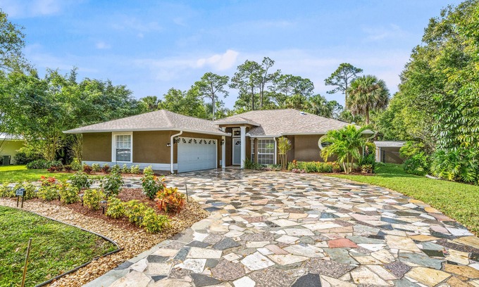 Vero Beach Casa | Beautifully decorated and centrally located! Pool table and Fenced yard.