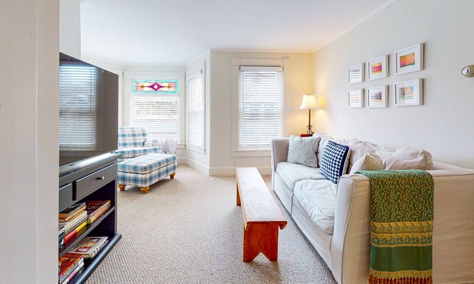 Newfane Apartamento | Beautifully decorated downtown apt with lawn, patio, washer/dryer, & streaming