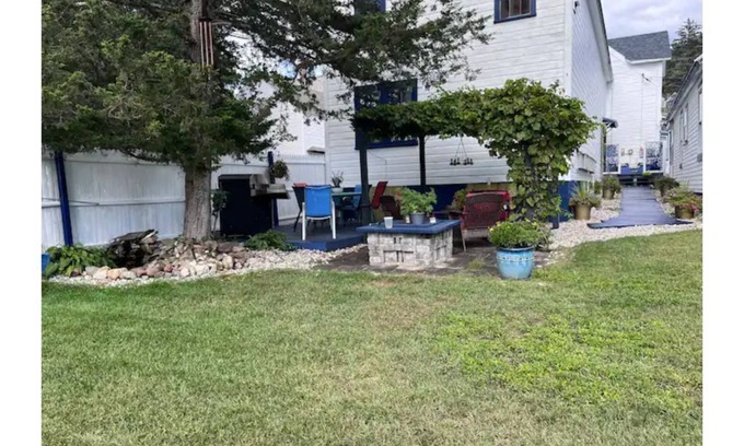 Newport Casa | Beautifully Decorated Downtown Property.