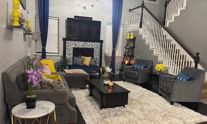 Lincoln Park Casa | Beautifully decorated family home- Pet friendly and close to major highways!