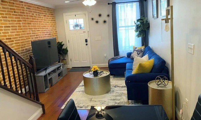 South Baltimore Casa | Beautifully decorated Federal Hill home w/ rooftop