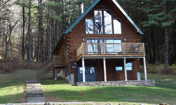 Hillsdale Chalet De Esquí | Muy bien decorado y chalet de registro impecable en 3 acres, vistas de invierno.