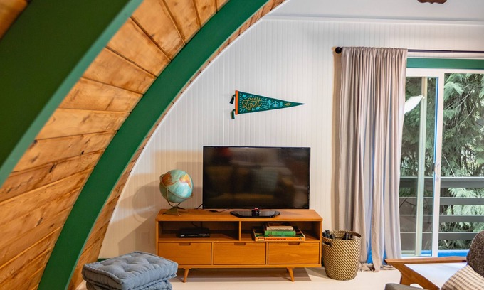 Glacier Cabina | Arched A-Frame Cabin near Mt Baker with Firepit, Gas Grill & Wood-Burning Stove