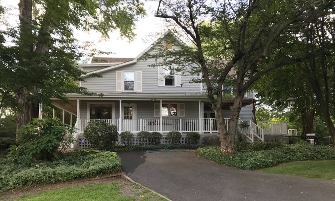 West Falls Church Casa | Bellamente amueblado Lrg Home dentro de la circunvalación cerca de NFATC, Pentágono y el Departamento de Estado.
