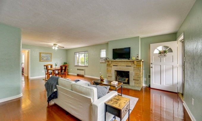 Forest Hills Casa | BEAUTIFULLY FURNISHED TWO-BEDROOM UNIT, LOADED WITH APPLIANCES AND PARKING