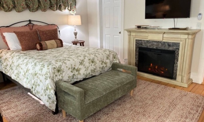 Rockport Apartamento | Beautifully furnished Queen Bedroom en-suite, at the Inn at Starlight Lodge