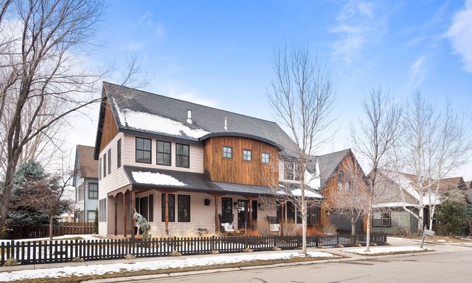 Basalt Casa | BEAUTIFULLY FURNISHED spacious family retreat in the heart of Willits