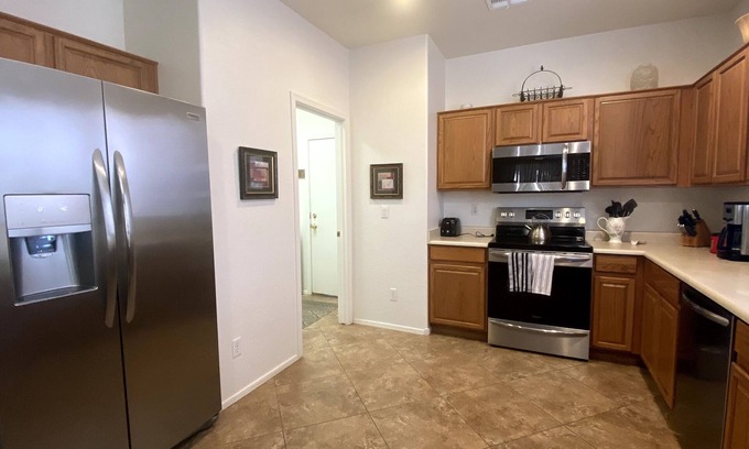 Saguaro Canyon HOA Casa | Bellamente amueblado One Story House 4bd 2ba Garaje para 2 autos en calle sin salida, LIMPIO