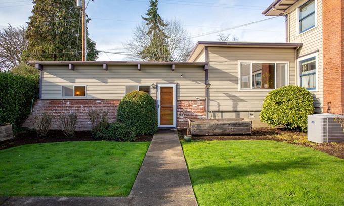 Corvallis Cabaña | Beautifully furnished, charming 1bd/2ba historic cottage in Downtown Corvallis