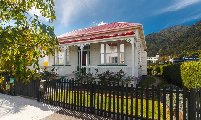 Te Aroha Casa | Beautifully-maintained Villa in walking distance to Te Aroha hot pools, cafes