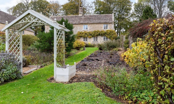 Ablington Cabaña | Beautifully presented three bedroom Cotswold holiday cottage in the Cotswolds - Old Farm Cottage