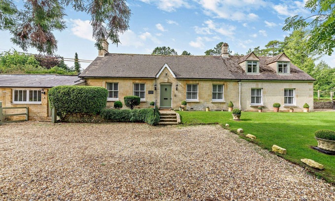 Fossebridge Cabaña | Beautifully presented dog friendly holiday home -Lakeside House