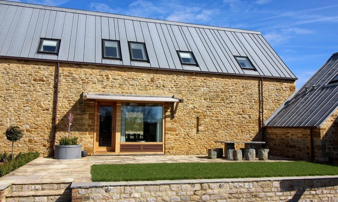 Great Tew Cabaña | Beautifully presented Cotswold holiday cottage with a hot tub - Walnut Barn