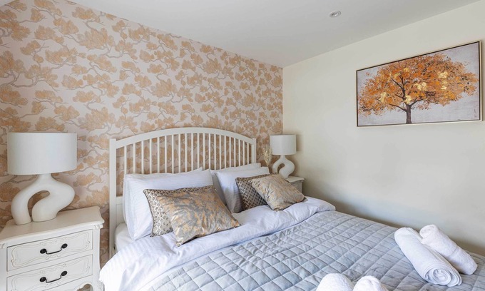 Guildford Apartamento | Beautifully presented 3 bedroom apartment, walking distance to University,Tesco