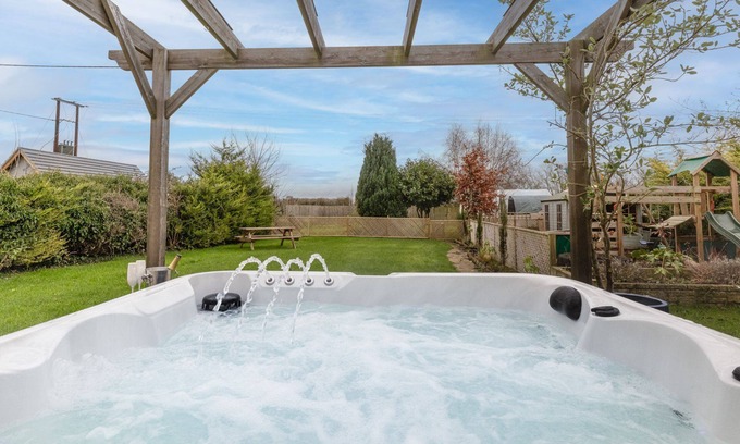 Witney Cabaña | Beautifully presented dog friendly holiday cottage - Holly Tree Cottage