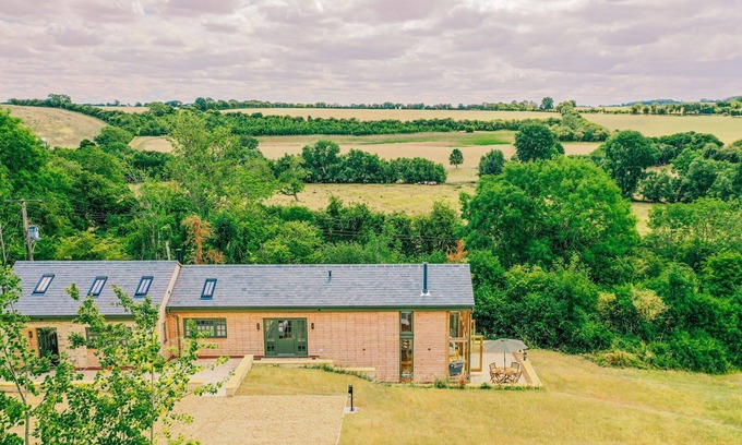 Quedgeley Cabaña | Beautifully presented holiday home in the Cotswolds with amazing views - The Tractor Shed